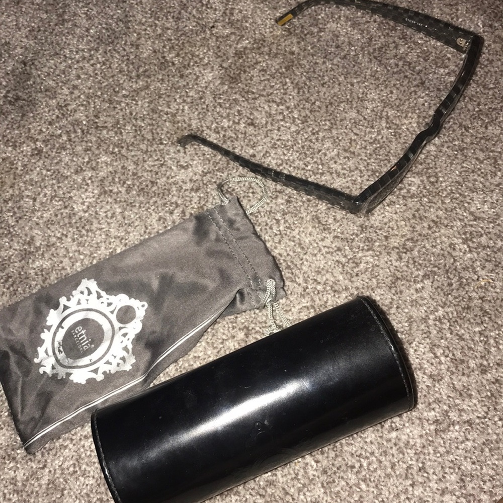 Sun glasses - Picture 3 of 3